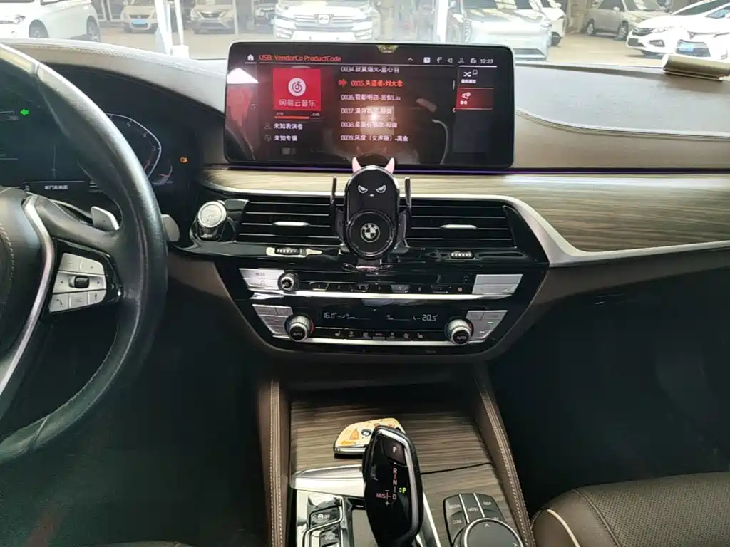 BMW 5 Series 2022 — фото 13