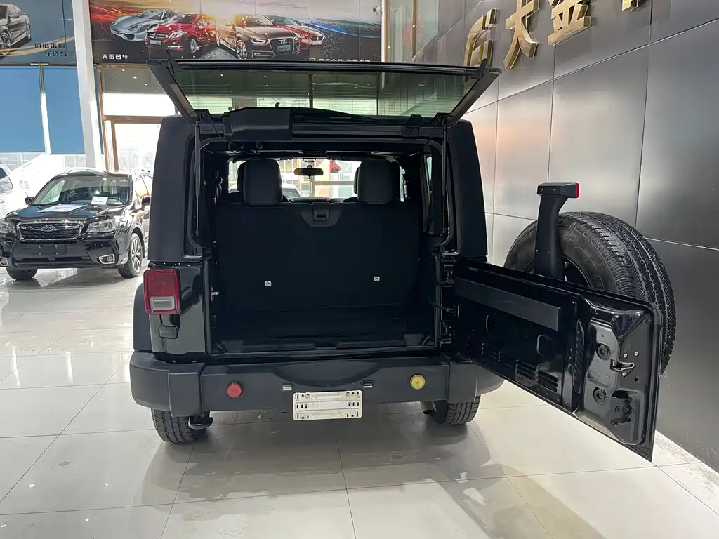 Jeep Wrangler 2016 — фото 13