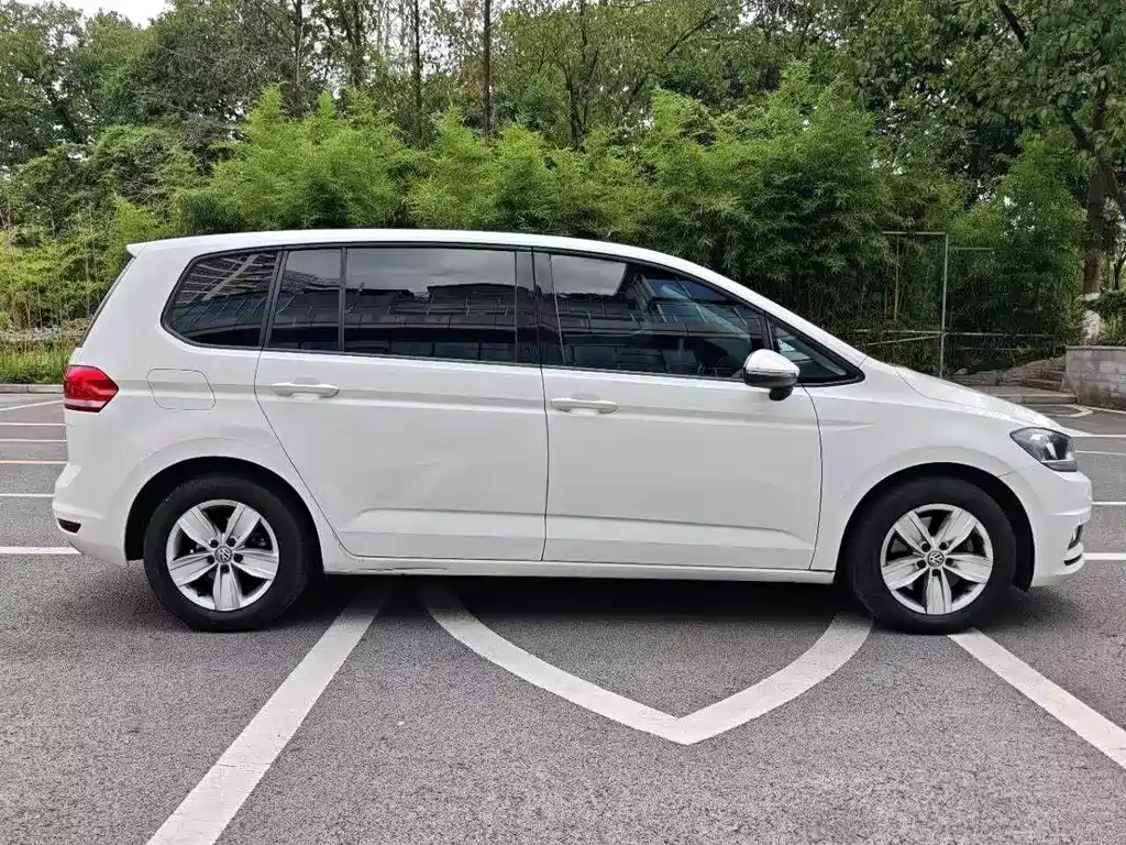 Volkswagen Touran 2017 — фото 27
