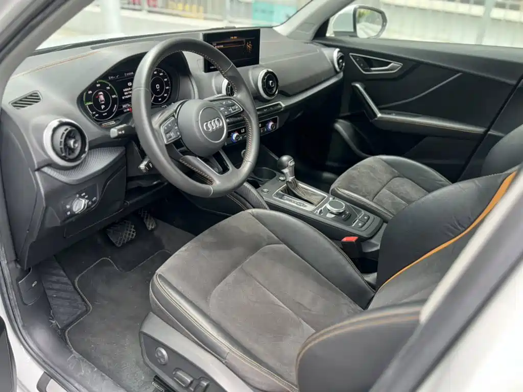 Audi Q2L e-tron 2022 — фото 13