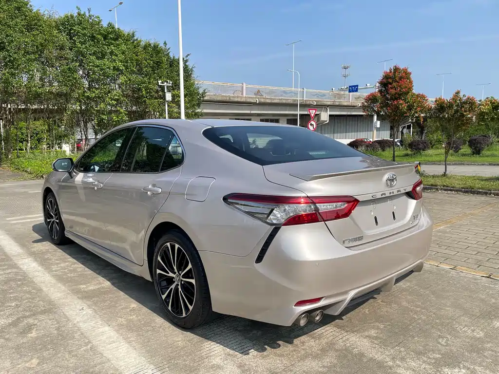Toyota Camry 2019 — фото 12