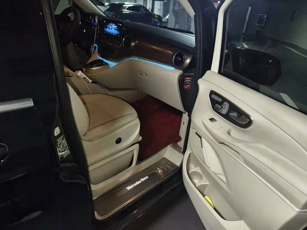 Mercedes-Benz V-Class 2022 — фото 20