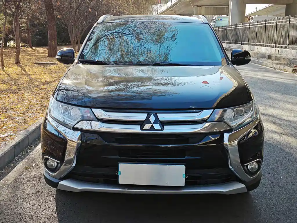 Mitsubishi Outlander 2017 — фото 2