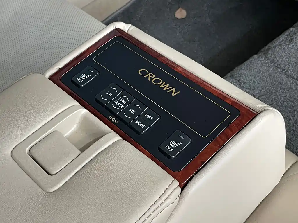Toyota Crown 2015 — фото 19