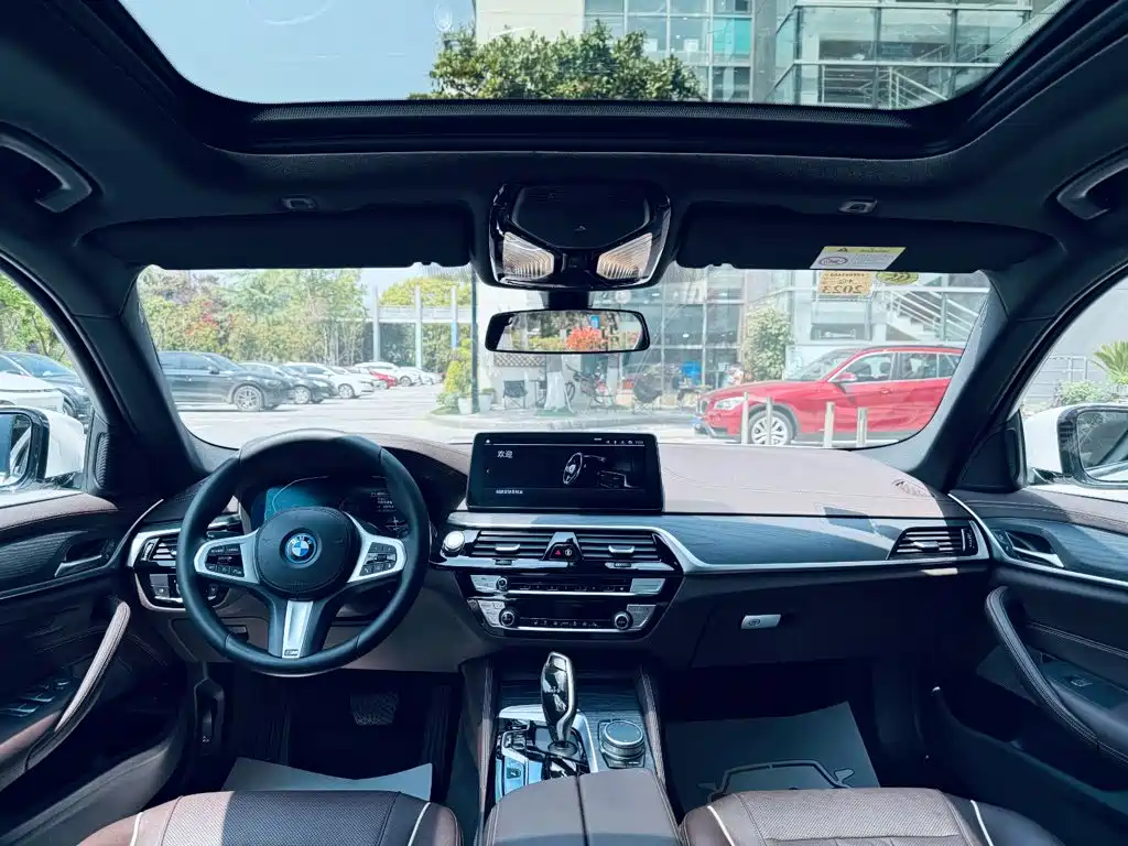 BMW 5 Series New Energy 2021 — фото 15