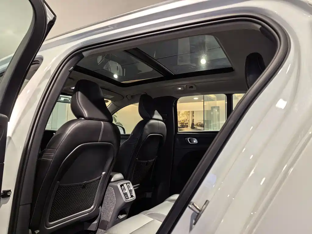 Volvo XC40 2025 — фото 10