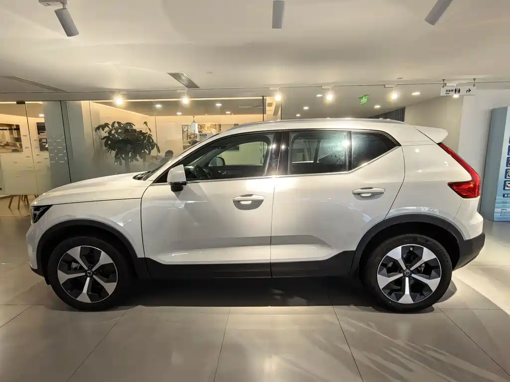 Volvo XC40 2025 — фото 13