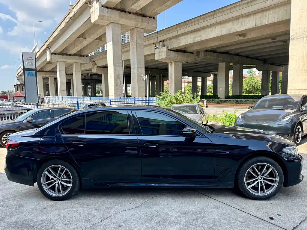 BMW 5 Series 2019 — фото 13