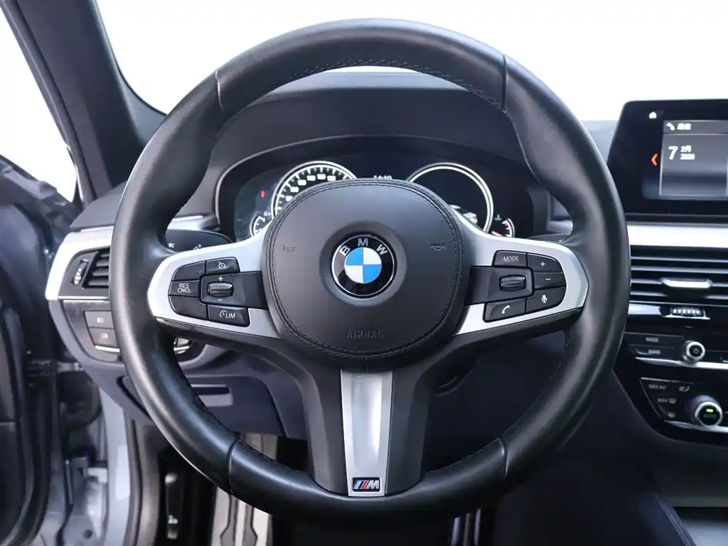 BMW 5 Series 2018 — фото 16