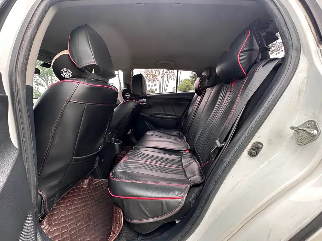 Toyota Yaris L 2018 — фото 9