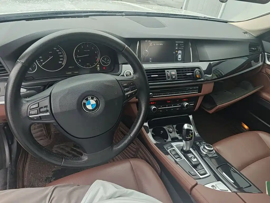 BMW 5 Series 2015 — фото 16