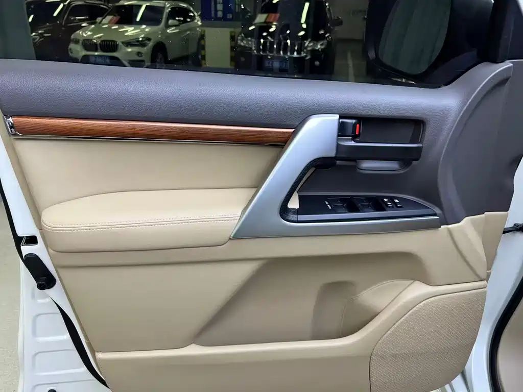 Toyota Land Cruiser 2015 — фото 9