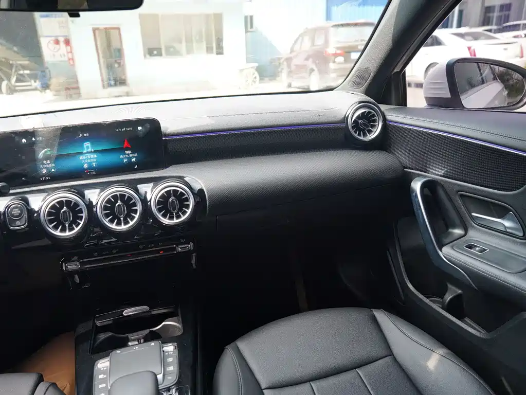 Mercedes-Benz A-Class 2022 — фото 13