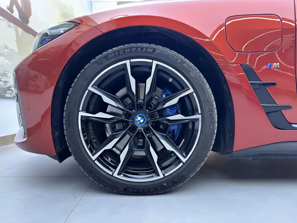 BMW i4 M 2025 — фото 9