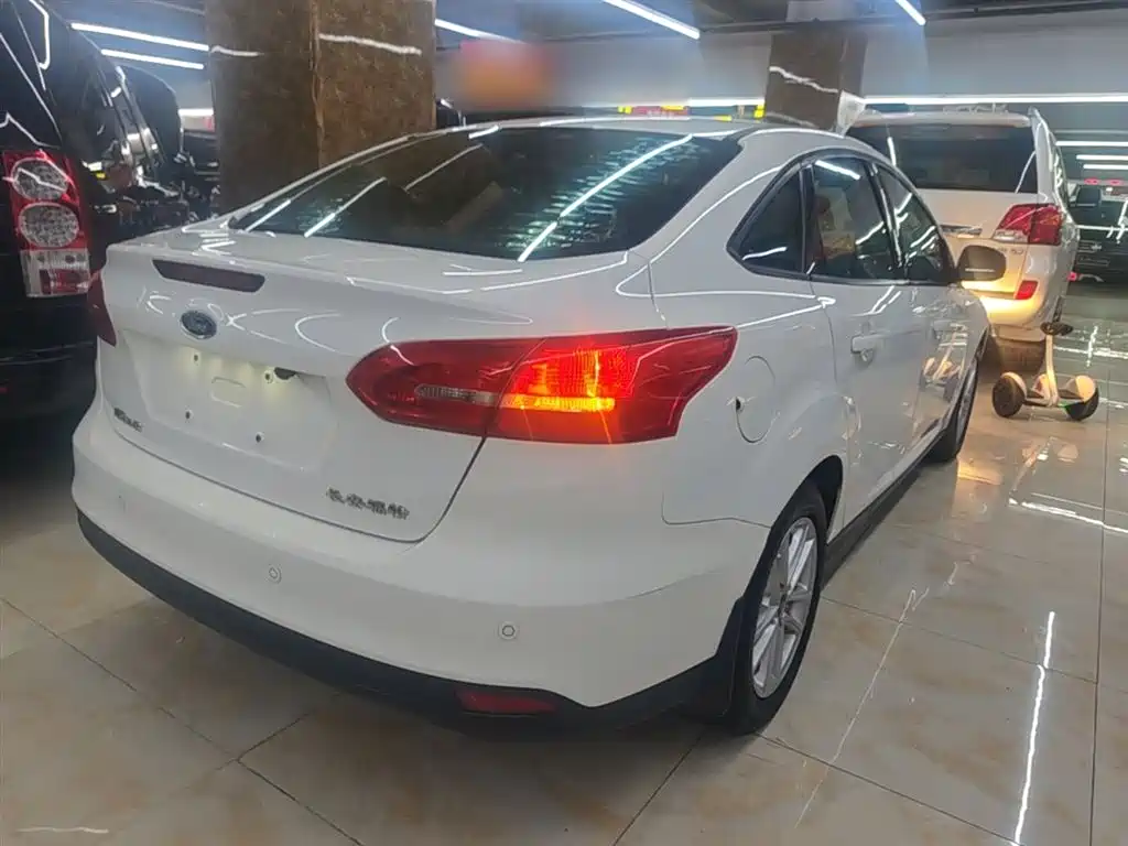 Ford Focus 2015 — фото 8