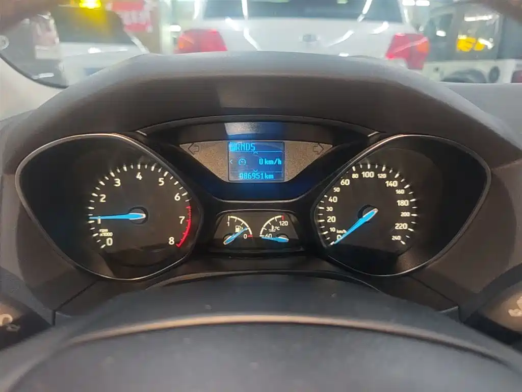 Ford Focus 2015 — фото 12