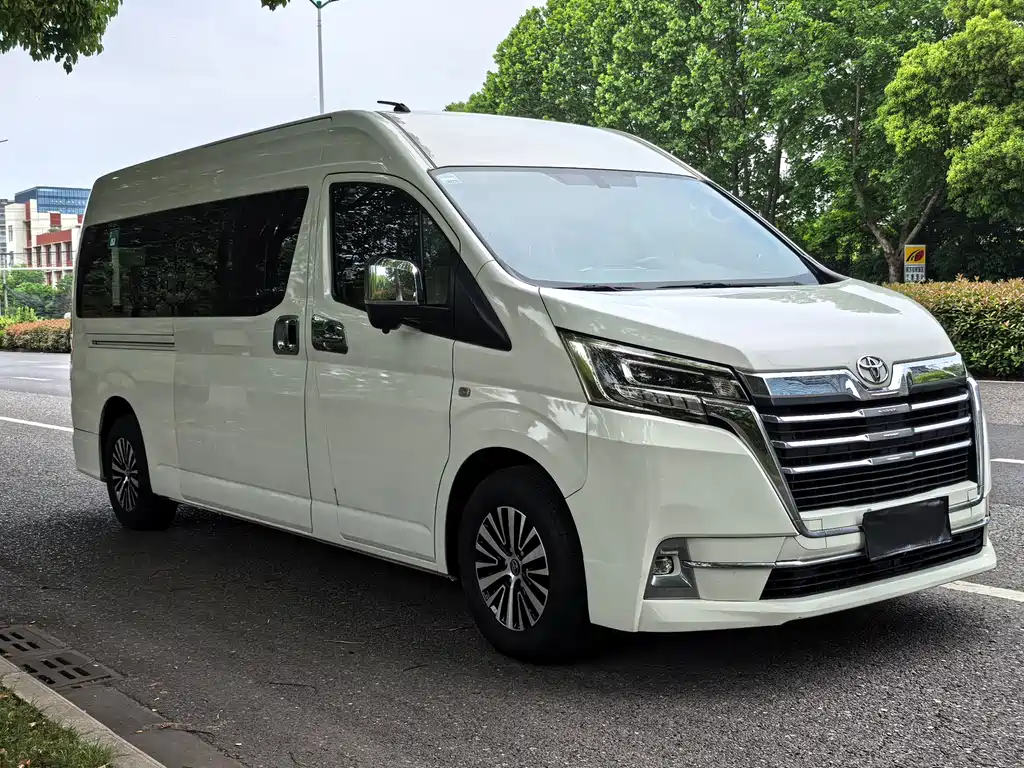 Toyota Hiace 2022 — фото 2