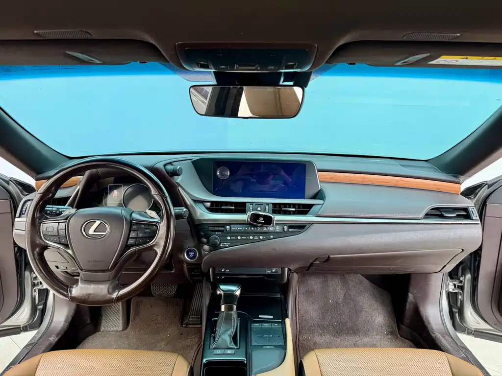 Lexus ES 2020 — фото 19