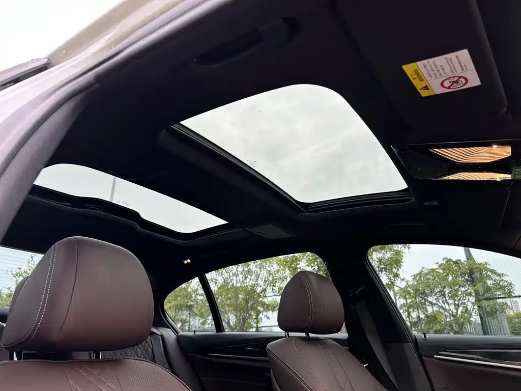 BMW 5 Series 2018 — фото 14