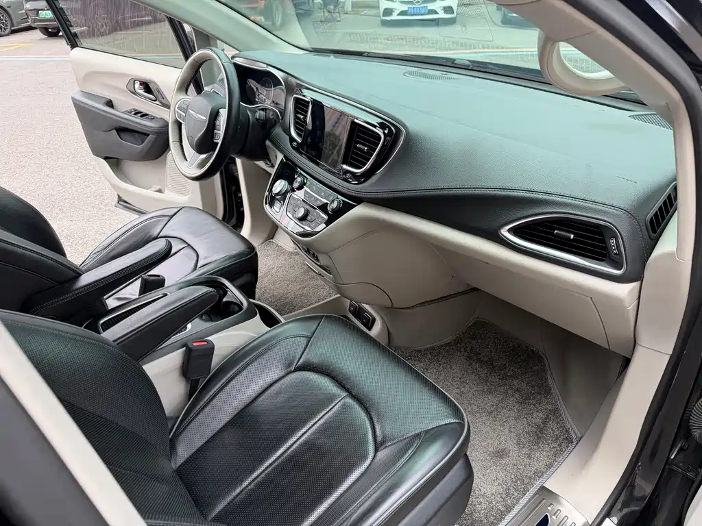 Chrysler Grand Voyager 2018 — фото 8