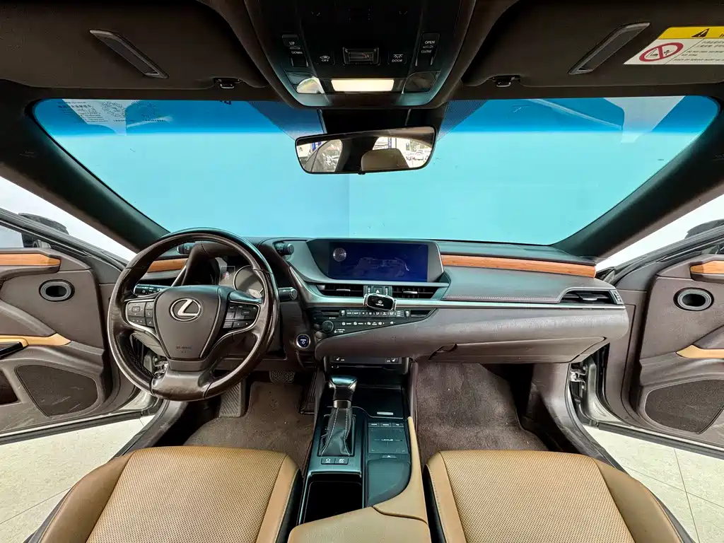 Lexus ES 2020 — фото 18