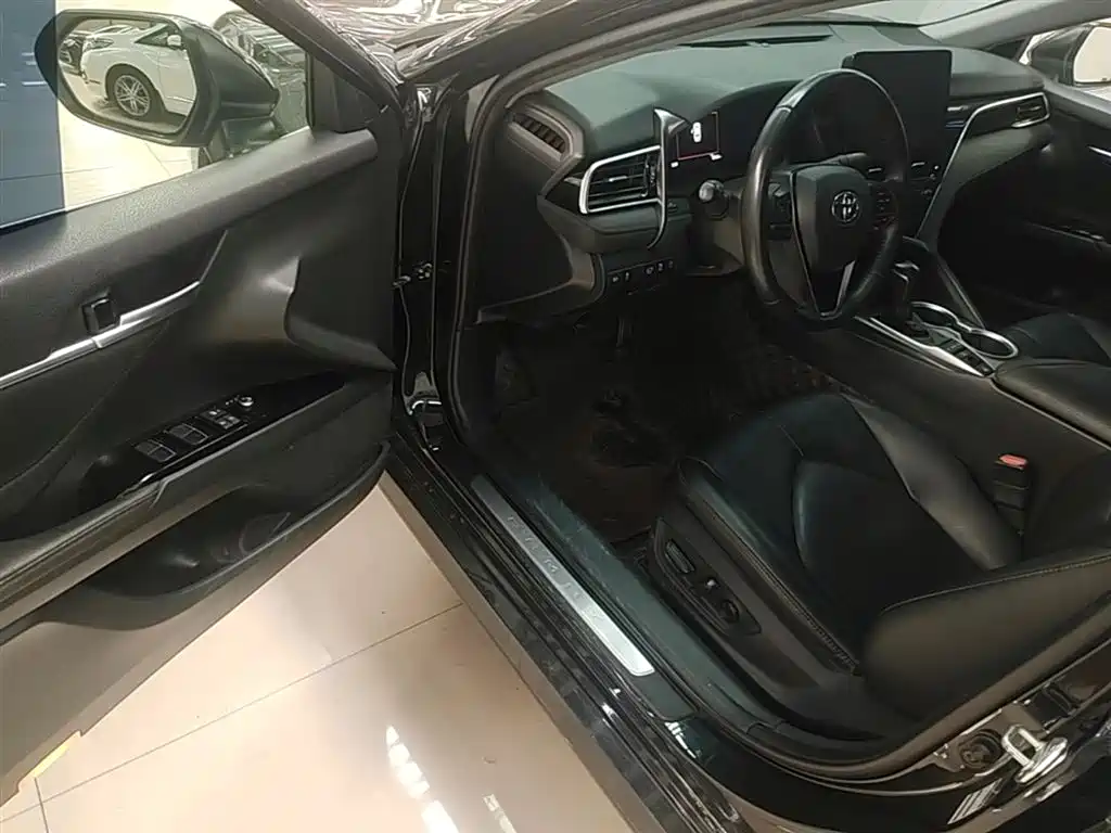 Toyota Camry 2023 — фото 16