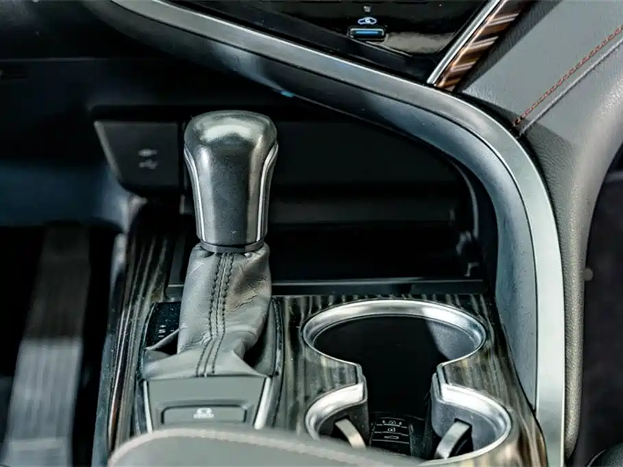 Toyota Camry 2018 — фото 16