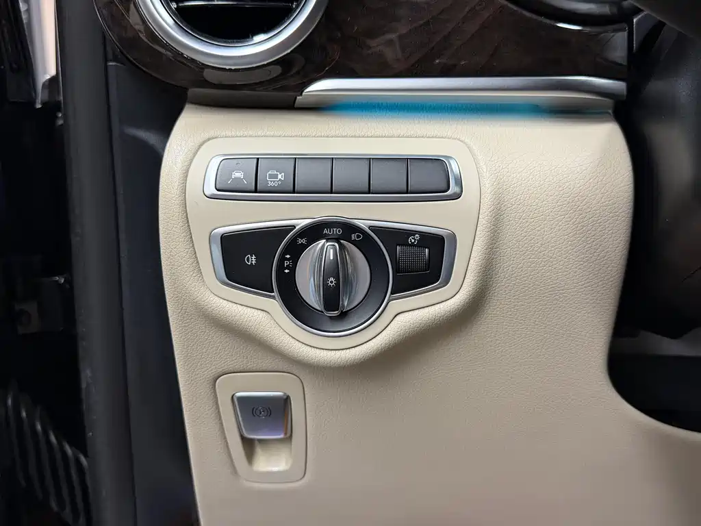 Mercedes-Benz V-Class 2019 — фото 19