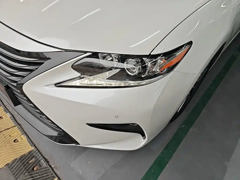 Lexus ES 2018 — фото 18
