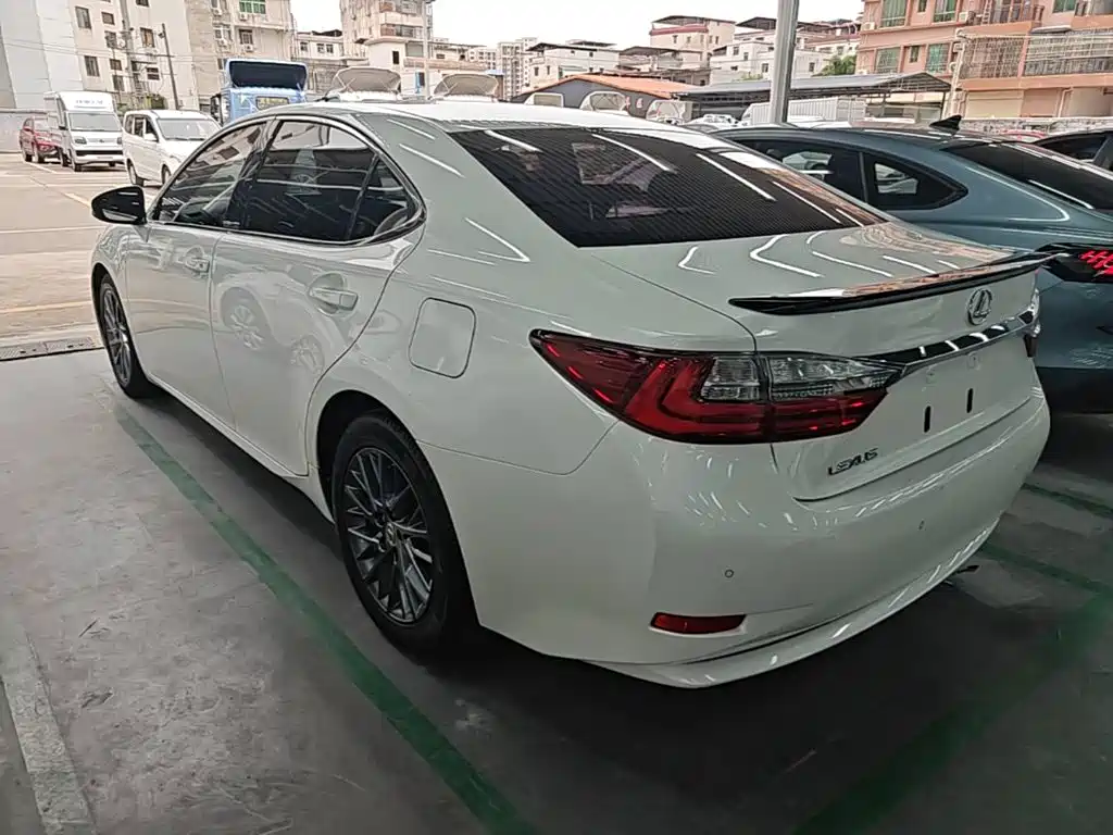 Lexus ES 2018 — фото 23