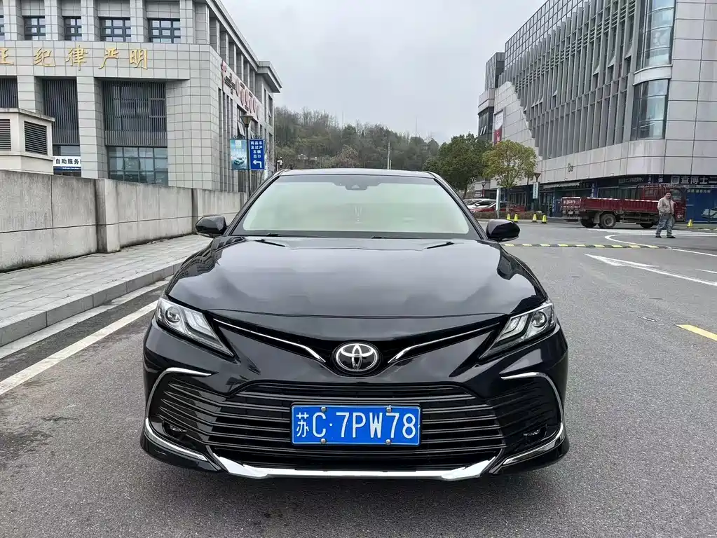 Toyota Camry 2023 — фото 2