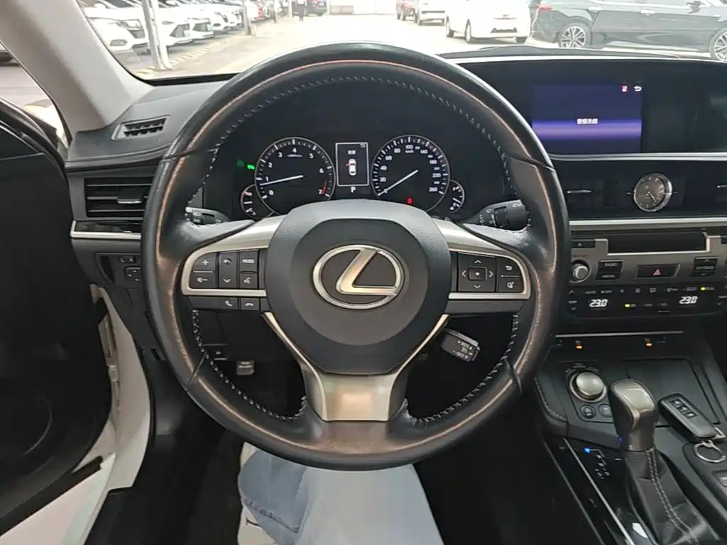 Lexus ES 2018 — фото 7