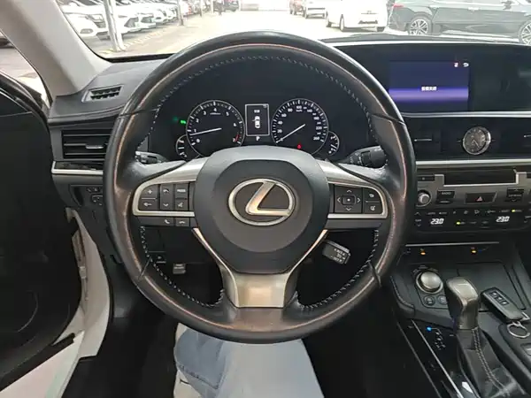 Lexus ES 2018