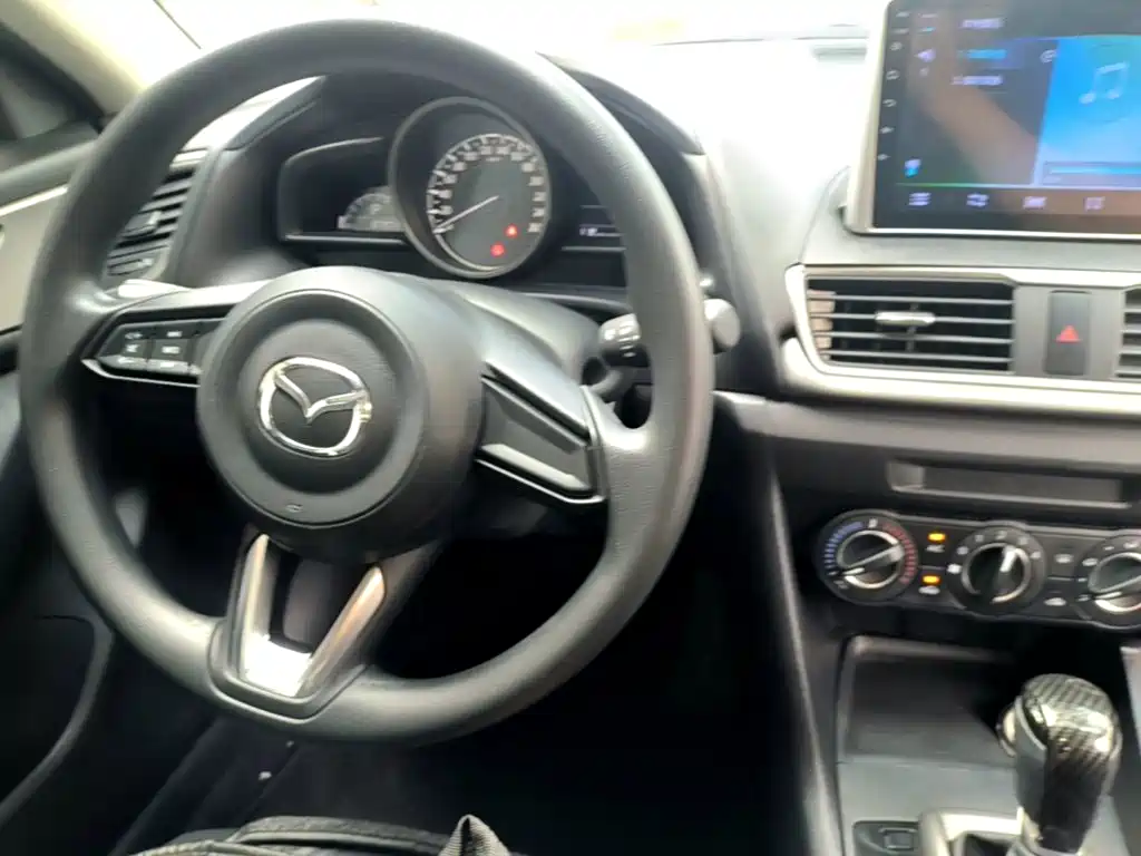 Mazda 3 Axela 2018 — фото 10