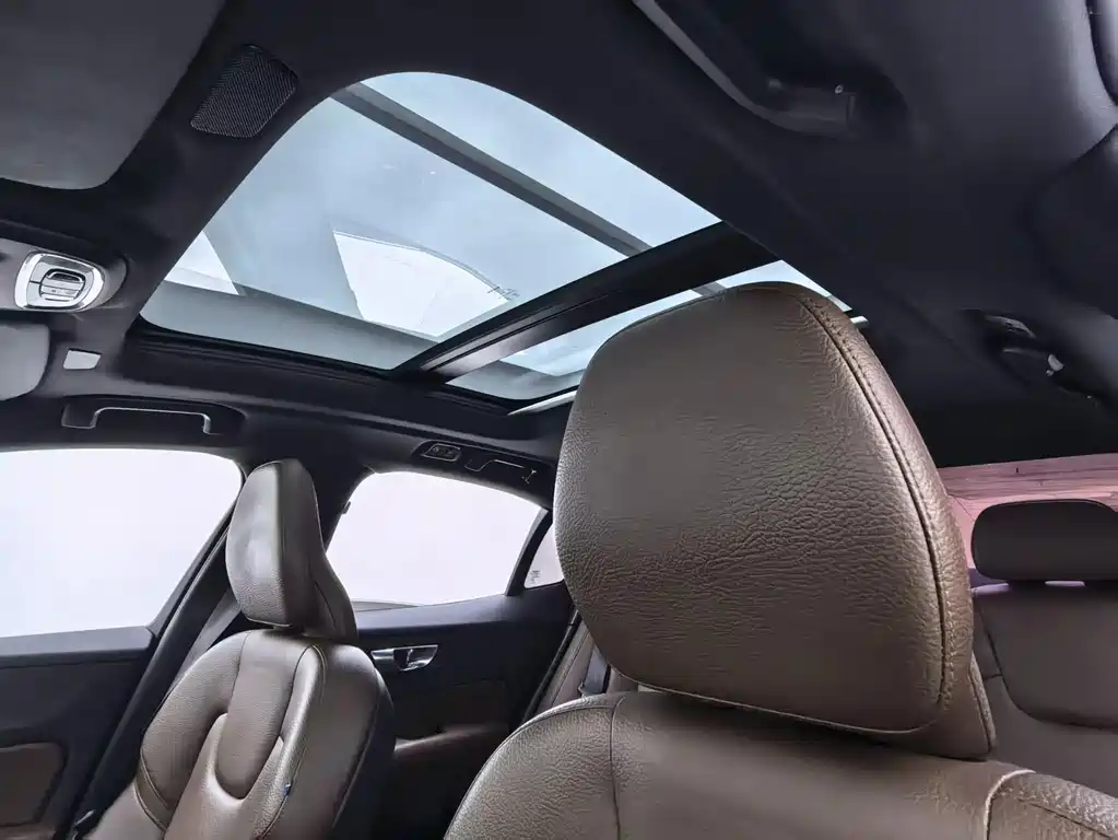 Volvo S60 2021 — фото 16