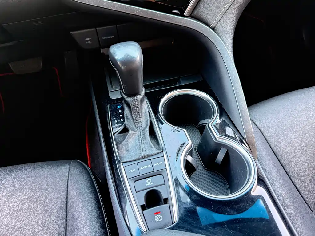 Toyota Camry 2019 — фото 10