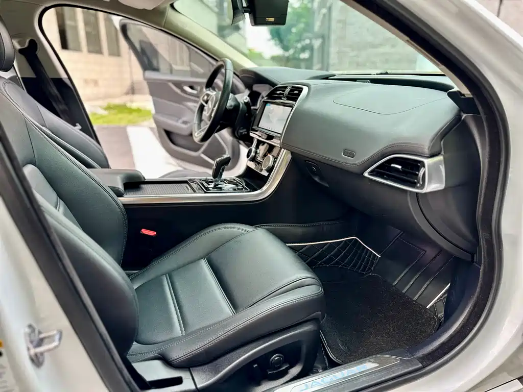 Jaguar XEL 2020 — фото 13
