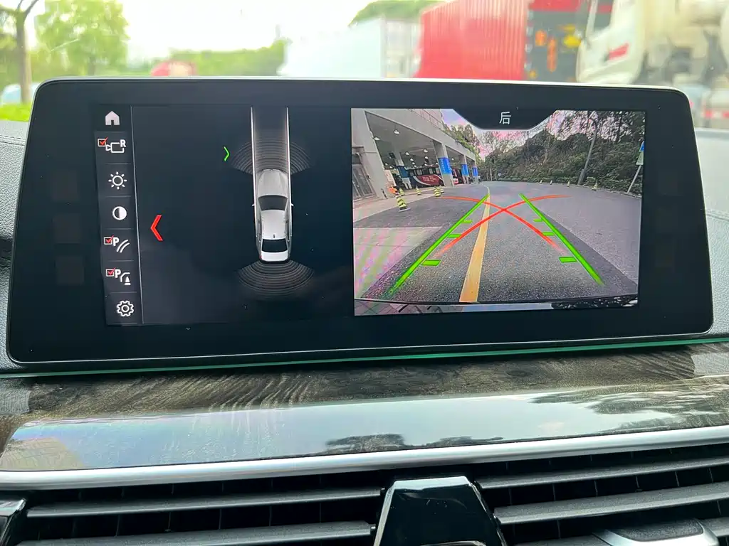 BMW 5 Series 2018 — фото 13