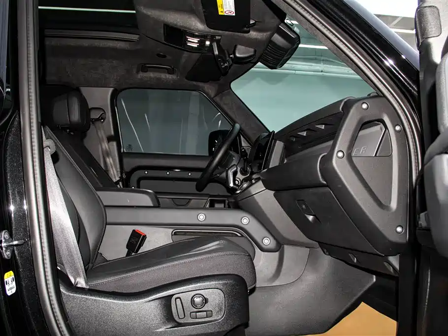 Land Rover Defender 2025 — фото 18