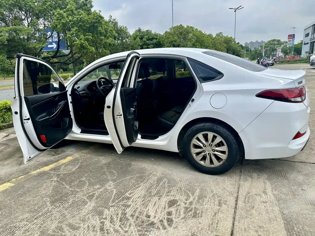 Hyundai Elantra 2019 — фото 12