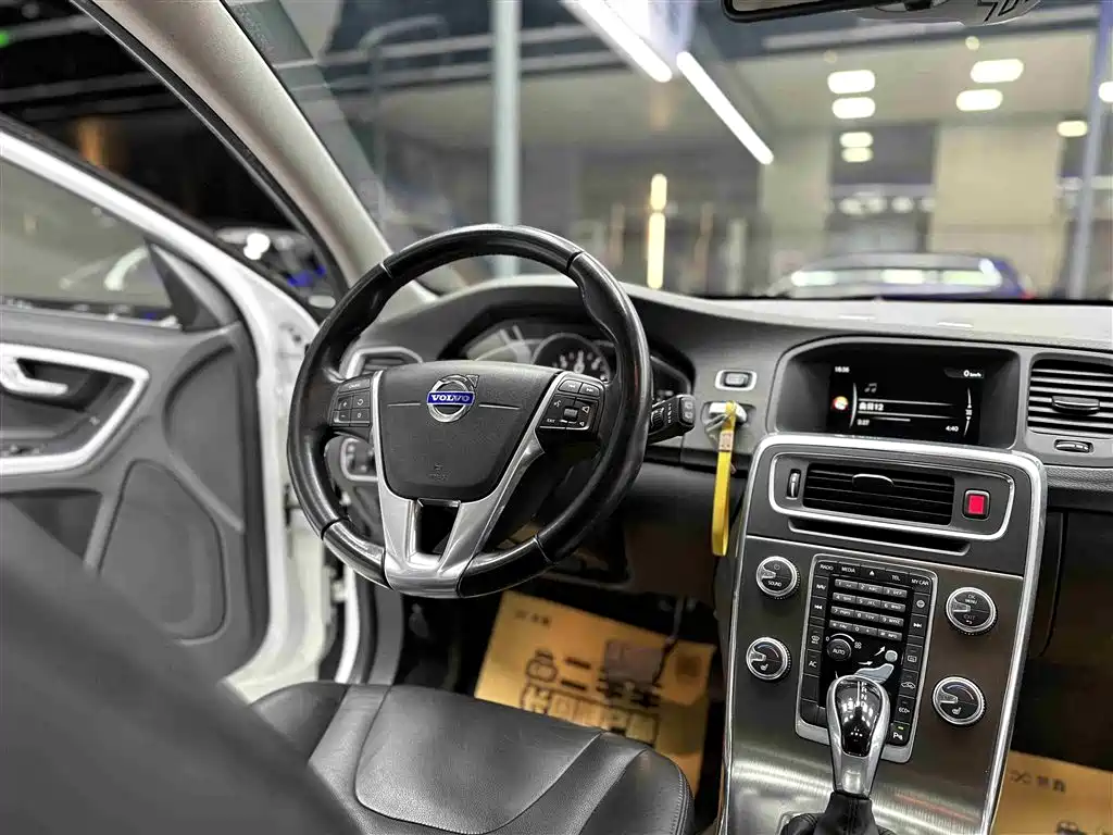 Volvo V60 2016 — фото 10