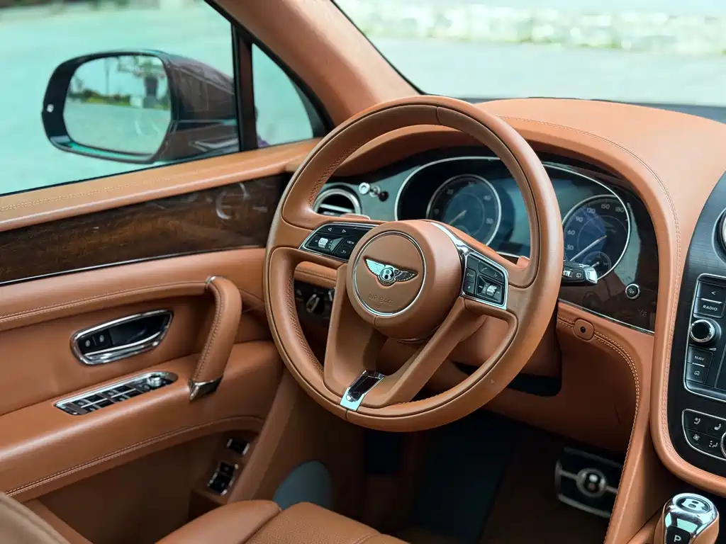 Bentley Bentayga 2016 — фото 15