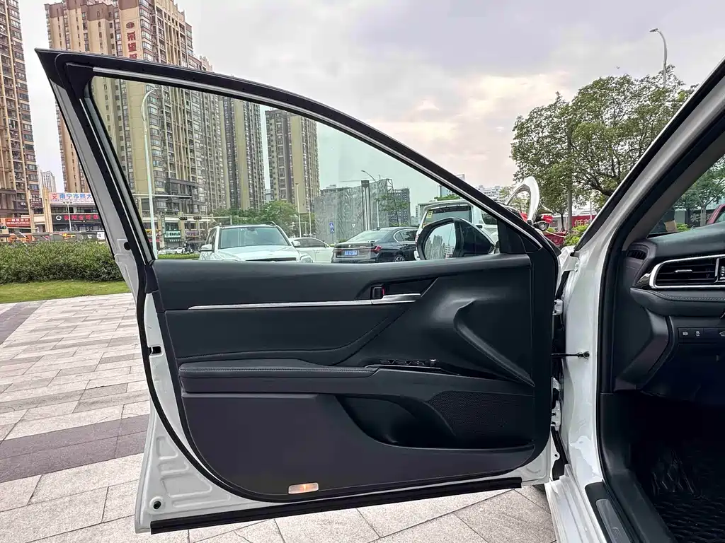Toyota Camry 2021 — фото 10