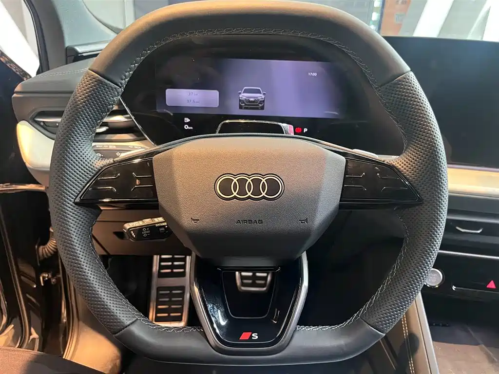 Audi Q5L — фото 10