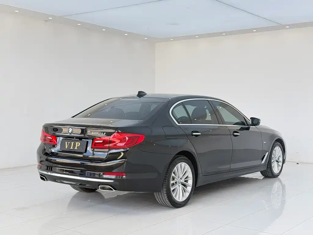 BMW 5 Series 2018 — фото 9