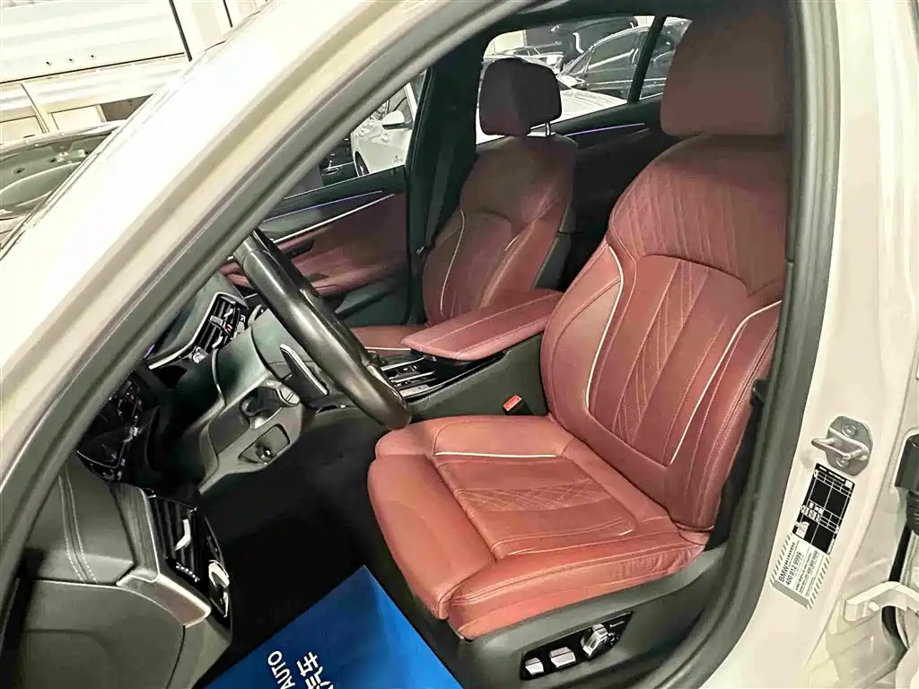 BMW 5 Series 2023 — фото 11
