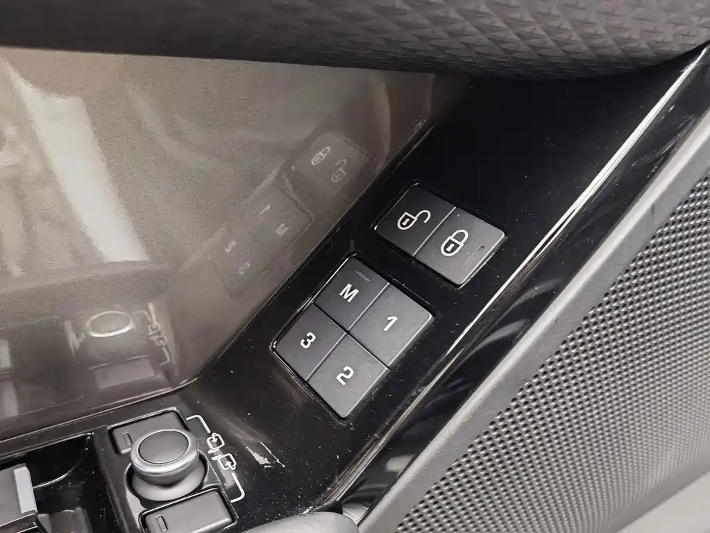 Land Rover Range Rover Velar 2018 — фото 13
