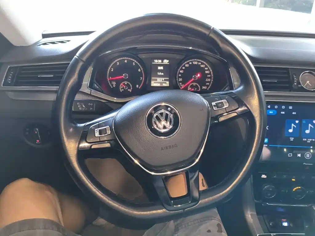 Volkswagen Passat 2017 — фото 11