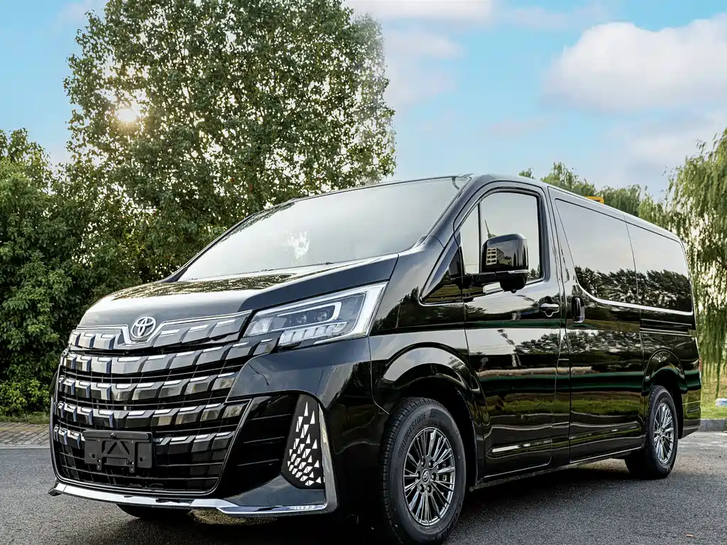 Toyota Hiace — фото 1