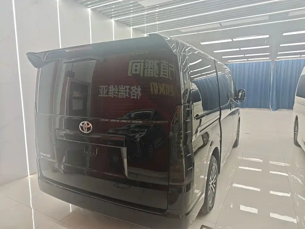 Toyota Hiace — фото 4